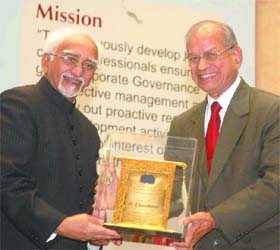 Vice-President M. Hamid Ansari presents the 'ICSI Lifetime Achievement Award' to Delhi Metro director E. Sreedharan in New Delhi
