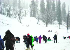 Ski lovers flock to Solang to take full benefit of snow in Manali