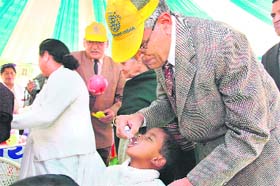 Uttarakhand Governor BL Joshi administers polio drops to a child at Raj Bhawan in Dehradun