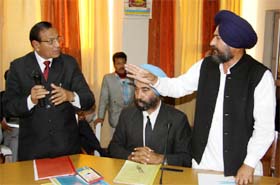 Tarsem Goyal (left), senior deputy mayor, is engaged in a verbal duel with SAD (B) councillor Master Harmander Singh during the fourth general house meeting of the BMC in Bathinda