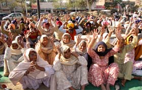 Ex-servicemen and their dependents staging protest in Bathinda