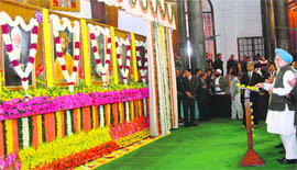 Prime Minister Manmohan Singh unveils portraits of (from left) Giani Gurmukh Singh Musafir, Babu Veer Kanwar Singh, Prof Ramdhari Singh Dinkar, Sardar Swaran Singh and Shaeed Jayee Rajguru in the Central Hall of Parliament in New Delhi on Monday.
