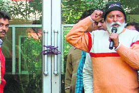 A protester raises slogans at the main door of the MC office in Ludhiana