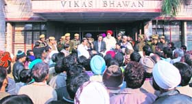 Congress leaders and their supporters lodge a complaint against NC candidate Ramesh Mottan with the election authorities in Jammu