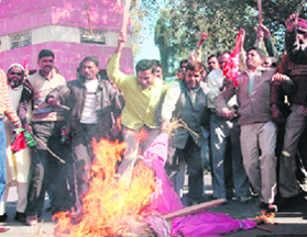 Samajwadi Party Mulayam Singh Youth Brigade activists burn an effigy of Mayawati at Clock Tower in Dehradun on Friday.