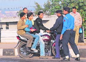 Cops challan traffic violators in Jammu