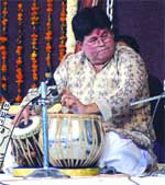 Pandit Pooran Maharaj performs at the sammelan