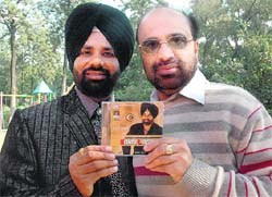 Daljit Gharuan unveils Sohni lagdi at Chandigarh Press Club. 