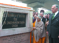 Chief Minister Sheila Dikshit inaugurates Dineshnandini Chowk at Tilak Marg in New Delhi on Sunday.