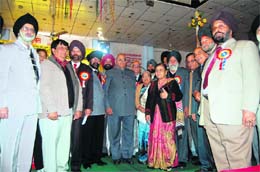 The newly installed executive of Doon Sikh Welfare Society with Uttarakhand Speaker Harbans Kapoor. 