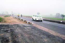 A section of the Malerkotla-Ludhiana road ends abruptly, thus posing a threat to motorists. 