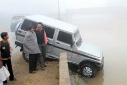 Due to the dense fog on Tuesday morning, a vehicle plunged into the Sirhind canal in Bathinda as its driver was unable to sight the road. 