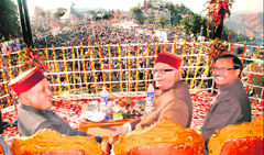 BJP leader LK Advani, Chief Minister PK Dhumal and partys state unit president Satya Pal Jain at a public rally in Shimla on Tuesday.