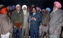 DC Bathinda Rahul Tewari making the announcement about the cotton farmers calling off their agitation at 11 pm on Tuesday. Also seen in the picture are VP Nagpal of the CCI, farmer leaders and SSP Ashish Chaudhary.