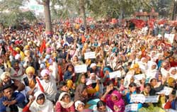 Members of the Khet Mazdoor Union from across the Malwa region held a huge rally in Bathinda 