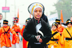 Children dressed up as Panj Piaras.