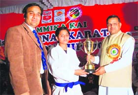Former MLA Nafe Singh Rathi gives away the prizes