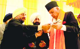 TS Wazir presents a siropa to NC patron Farooq Abdullah during his visit to Gurdwara Chand Kour in Jammu