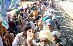 Demanding purchase of cotton at MSP, farmers staged a dharna on the rail track in Abohar 