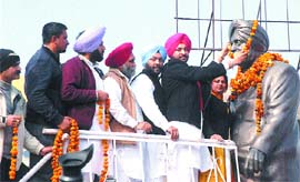 Punjab Youth Congress chief Ravneet Singh Bittu garlands the statue of former Chief Minister Beant Singh in Jalandhar