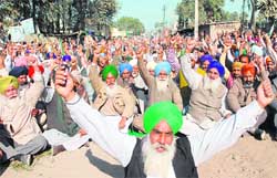 Cotton farmers protest in front of the Markfed office in Bathinda 