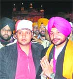 Punjab Youth Congress chief Ravneet Singh Bittu (right) at the Golden Temple in Amritsar