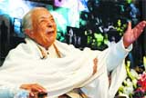 Eminent theatre personality Zohra Sehgal sings during the inauguration of the 11th Theatre Utsav by National School of Drama in New Delhi 