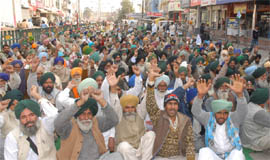 Activists of the Bharti Kisan Union (Lakhowal) staging protest before the CCI office at the Mall road in Bathinda on Thursday.