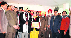 Dr Gurbhajan Gill and Dr Harshinder Kaur being honoured by the Malwa Sabhya Charak Manch for their contribution against female foeticide at Punjab Bhawan in Ludhiana.
