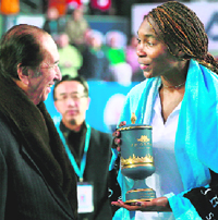 USAs Venus Williams receives a trophy from Stanley Ho, chairman Hong Kong tennis association, after defeating team Russia at the Hong Kong World Team Challenge on Saturday.