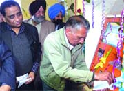 Chairman of the Punjab State Electricity Board (PSEB) Y.S. Ratra inaugurates a bill payment machine at Adarsh Nagar in Jalandhar