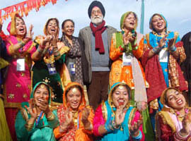 Union Sports Minister M.S. Gill with college students during 14th National Youth Festival at Khalsa College in Amritsar.