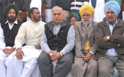 Mohinder Singh Kaypee, president of Punjab Pradesh Congress Committee, with other party leaders at Takhtupura in Moga