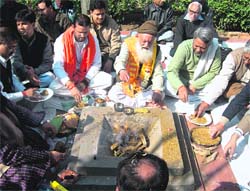 Prof GD Agarwal performs havan before resuming his fast to save the Ganga in New Delhi on Wednesday. 