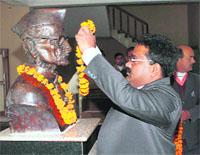 Deputy Commissioner Pankaj Agarwal pays tributes to former Prime Minister Gulzari Lal Nanda on his death anniversary at Kurukshetra