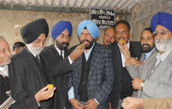 Akali leaders offer sweets to the Mayor to celebrate Sukhbir Badals elevation as Dy CM