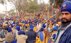 Nihangs belonging to Baba Joginder Singh faction of the Budha Dal staged a protest in Bathinda