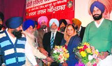 Surinder Kaur Badal, wife of Chief Minister Parkash Singh Badal, being welcomed by Akali leaders at Khalsa College in Amritsar on Saturday.