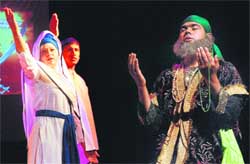 Artistes of UKs Guru Nanak Sikh School and Punjabi Theatre Academy perform at the Tagore Theater in Chandigarh