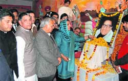 Congress leaders Rajinder Kaur Bhattal, Mahinder Singh Kaypree and Manish Tiwari pay tributes to Joginder Pal Pandey on his 22nd death anniversary