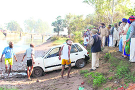 People bring out the car carrying bodies of Bhupinder Singh and his children from the Bathinda branch of Sirhind Canal at Khatra village near Ahmedgarh on Monday.