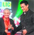 Minister Sheila Dikshit (left) and actor Aamir Khan during NDTV 4th Indian of the year Award function in New Delhi 