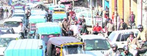 The traffic jam at Gandhi Road following a theft in a Jain temple in Dehradun on Saturday.