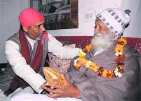 Sunder Lal Bahuguna (R) being congratulated by Dr Anil Joshi, a social scientist, in Dehradun
