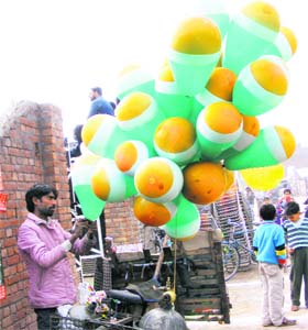 A vendor inflates the balloons for attracting the kids in Ludhiana