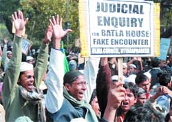 Muslims from Azamgarh protest against the Batla House encounter during a rally at Jantar Mantar in New Delhi 