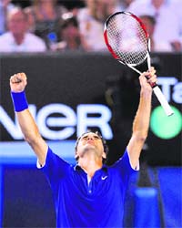 Roger Federer celebrates beating Andy Roddick