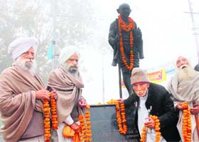 Freedom fighters pay tributes to Mahatma Gandhi on his martyrdom day in Karnal
