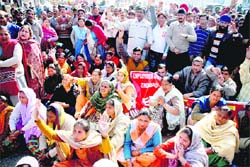 Members of the J&K Government Employees Joint Action Committee hold a protest at Indira Chowk in Jammu on Friday.