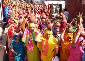 LINE OF DEVOTION: Hundreds of women take part in the Bhavya Kalash Yatra in Khandsa village on the occasion of establishment of Lord Shiva temple near Gurgaon